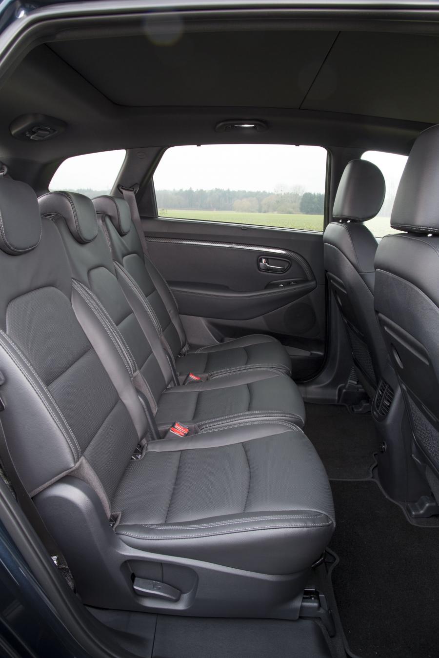 Интерьер Kia Carens EcoDynamics 2016 года  (WW) (фото 9 из 27)